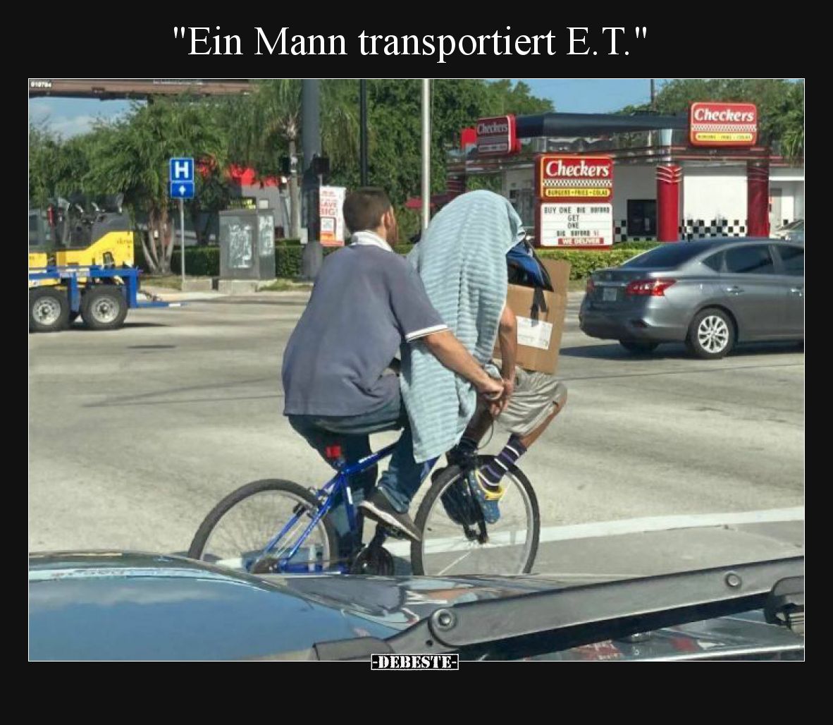 Ein Mann transportiert E.T.