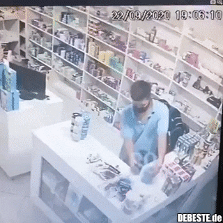 Er kann nicht an seine eigene Macht glauben..