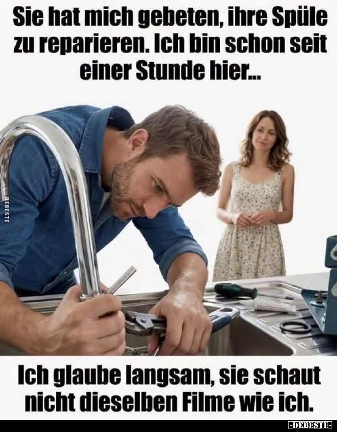 Sie hat mich gebeten, ihre Spüle zu reparieren. Ich bin schon seit einer Stunde hier...
Ich glaube langsam, sie schaut nicht...