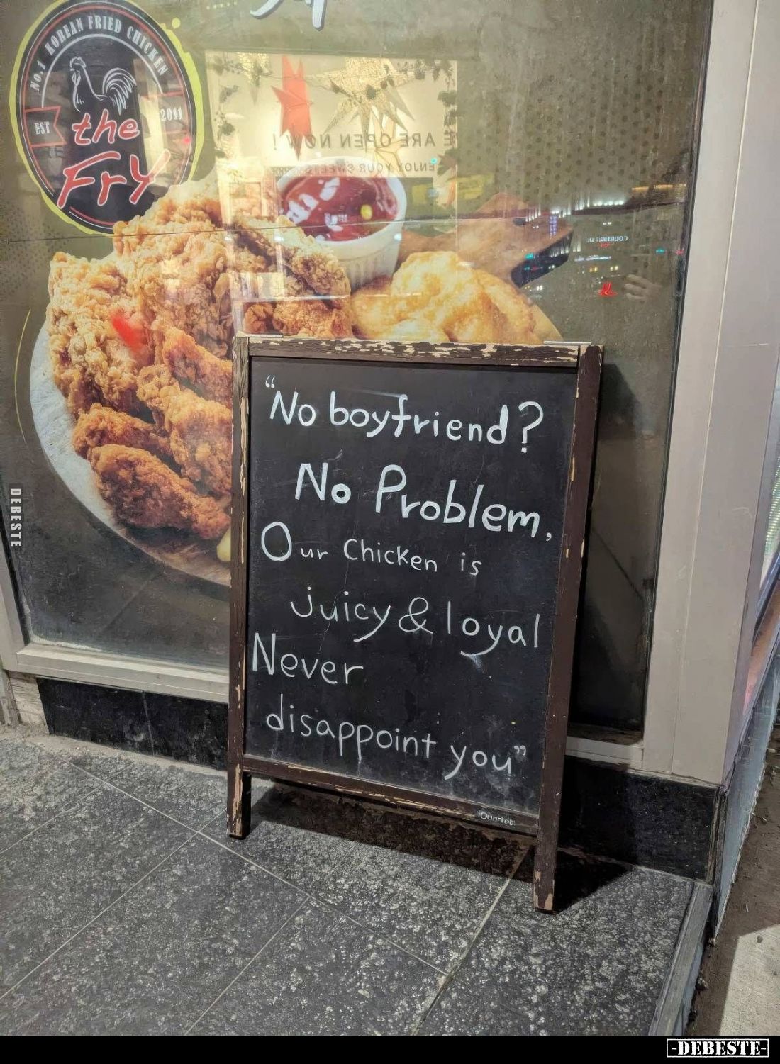 "Kein Freund?
Kein Problem.
Unser Huhn ist
saftig & loyal
Niemals
enttäuschen dich"

-

"No boyfr...