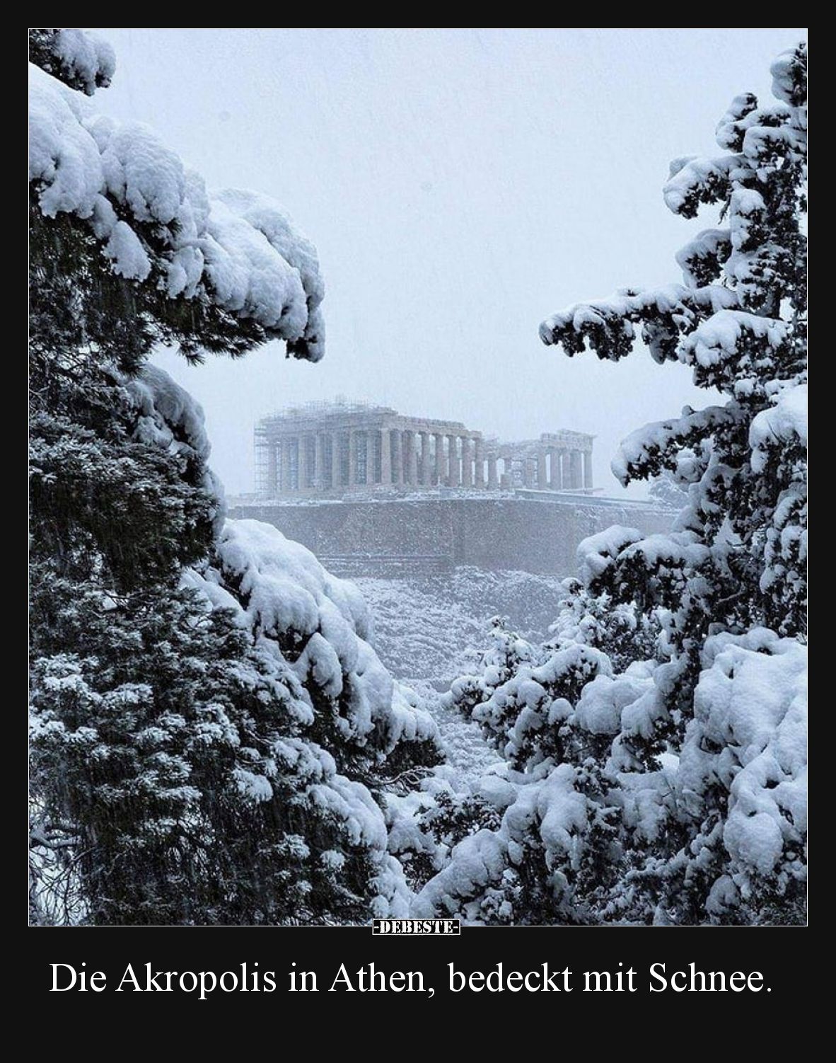 Die Akropolis in Athen, bedeckt mit Schnee.