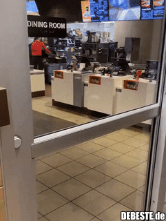 Blindenschrift an einer automatischen Schiebetür anbringen..