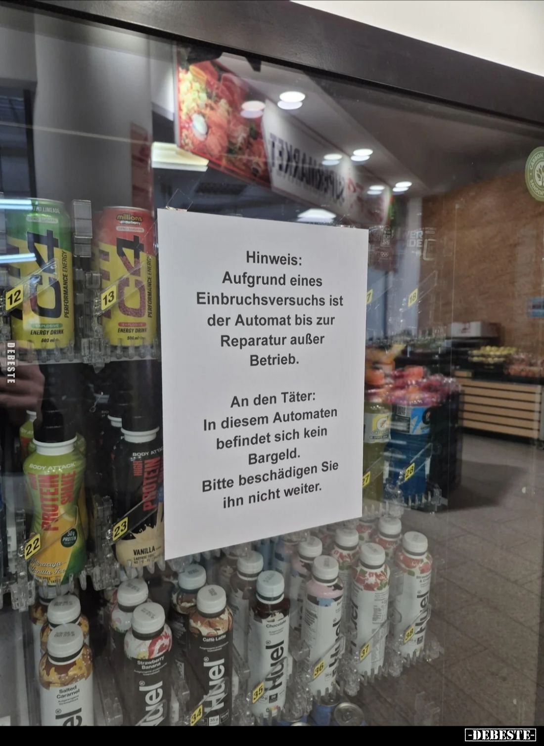 Hinweis: Aufgrund eines Einbruchsversuchs ist der Automat bis zur Reparatur außer Betrieb.
An den Täter: In diesem Automaten...