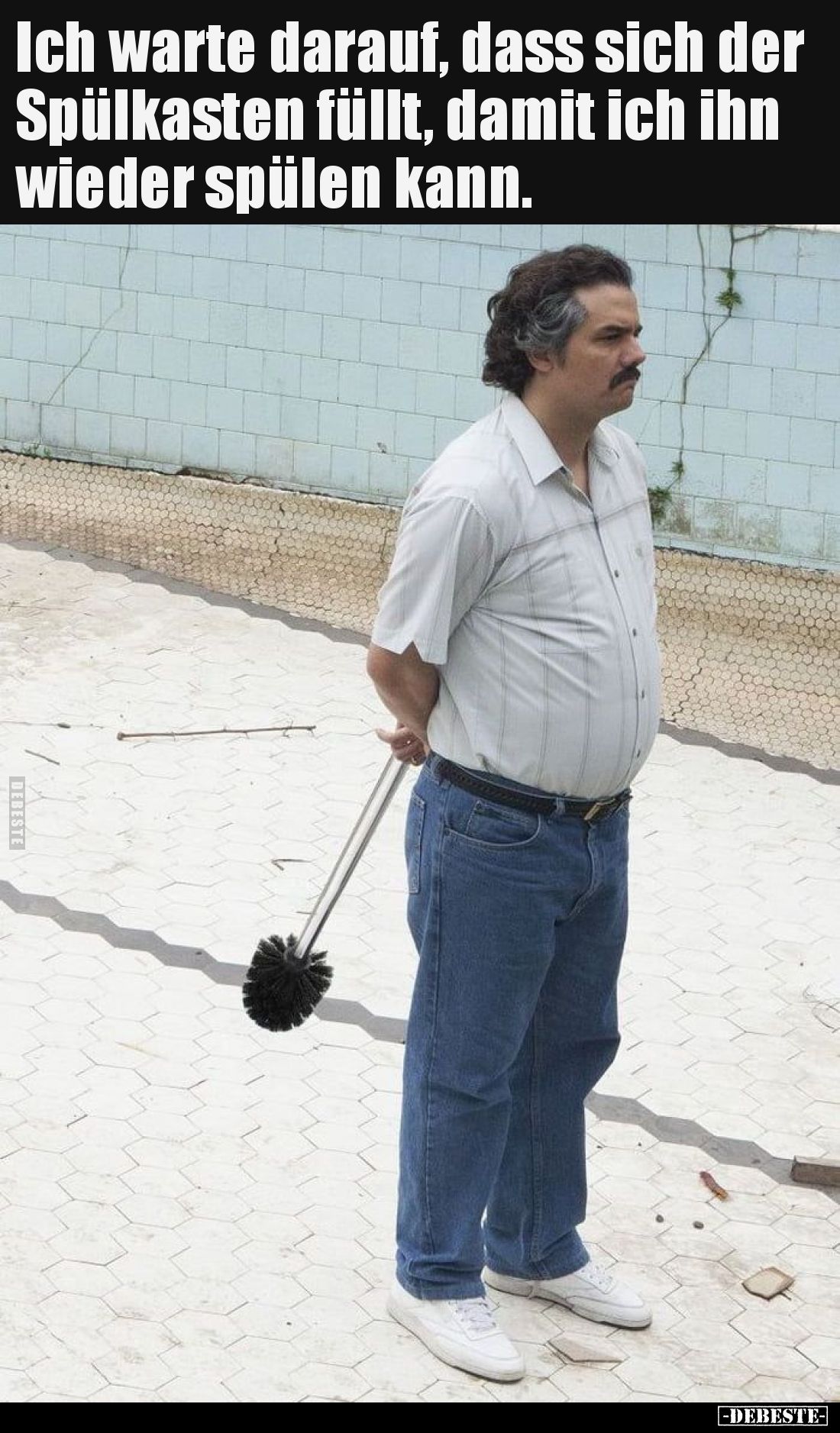 Ich warte darauf, dass sich der Spülkasten füllt, damit ich ihn wieder spülen kann.