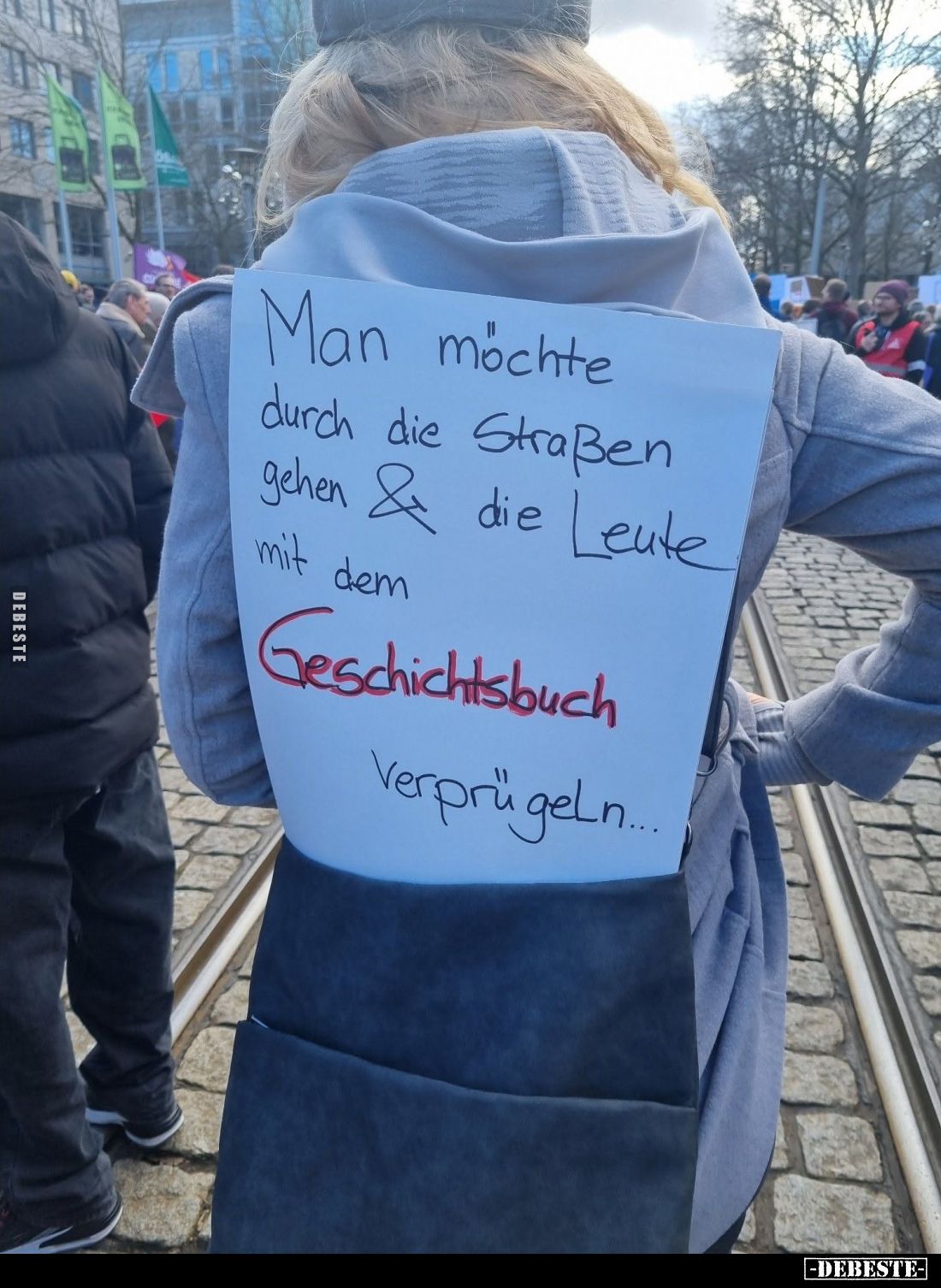 Man möchte durch die Straßen gehen und die Leute mit dem
Geschichtsbuch verprügeln...