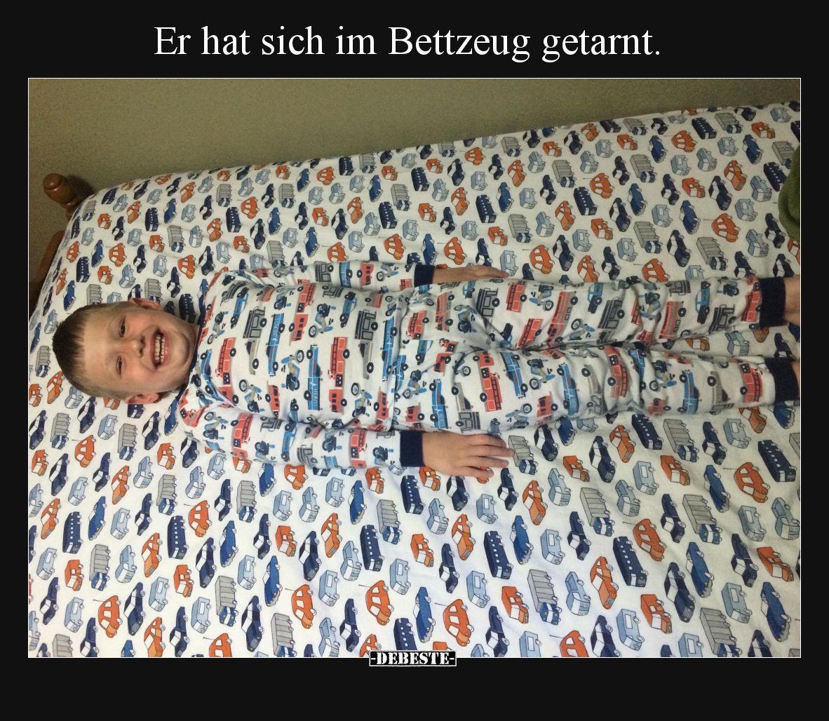 Er hat sich im Bettzeug getarnt.