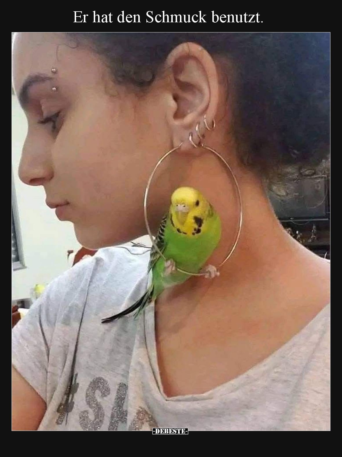 Er hat den Schmuck benutzt.