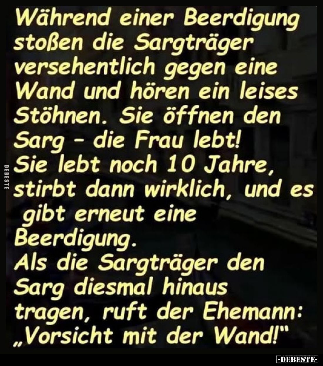 Während einer Beerdigung stoßen die Sargträger versehentlich gegen eine Wand und hören ein leises Stöhnen. Sie öffnen den Sar...