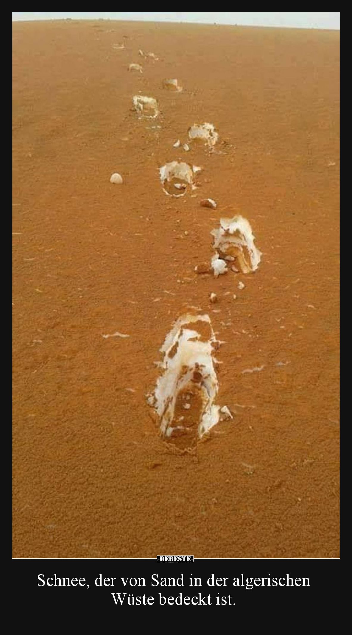 Schnee, der von Sand in der algerischen Wüste bedeckt ist.