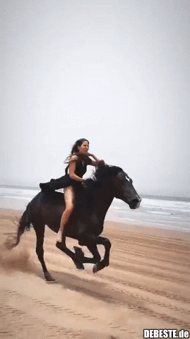 Mädchen auf Pferderücken reitet schwarzes Biest am Strand. - Lustige Bilder | DEBESTE.de