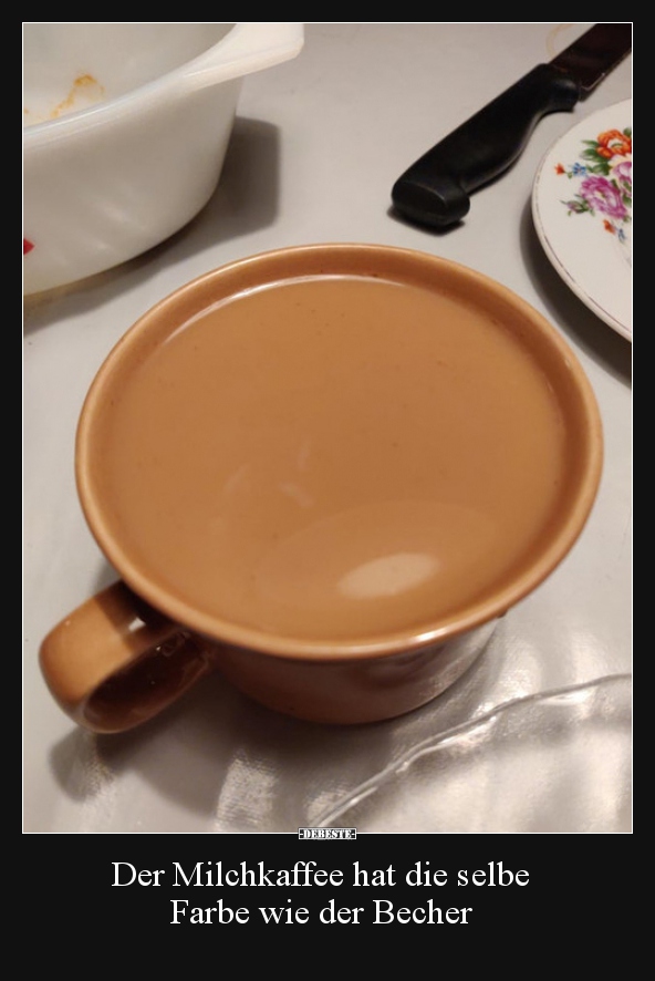 Der Milchkaffee hat die selbe Farbe wie der Becher..