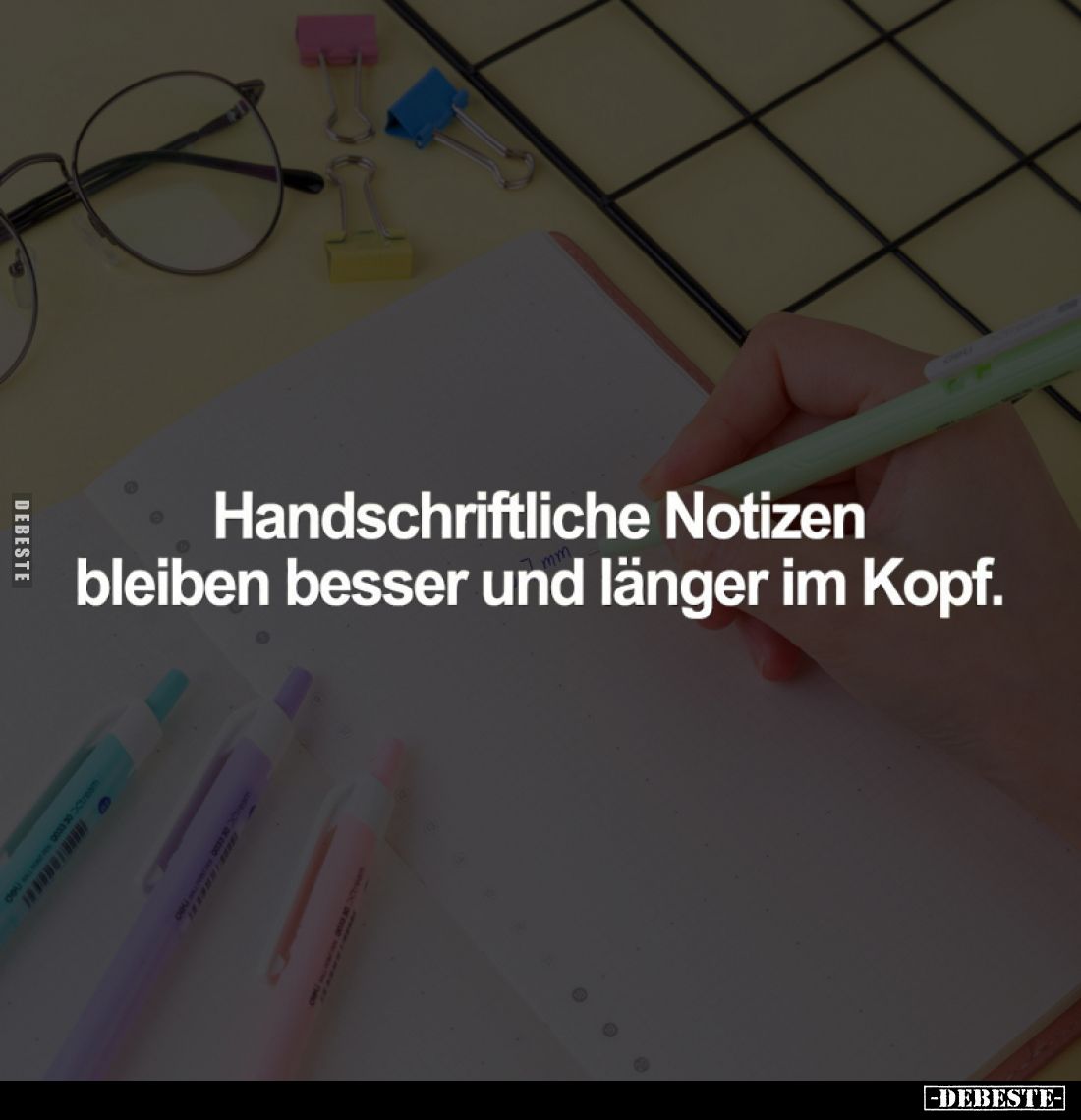 Handschriftliche Notizen bleiben besser und länger im Kopf.
