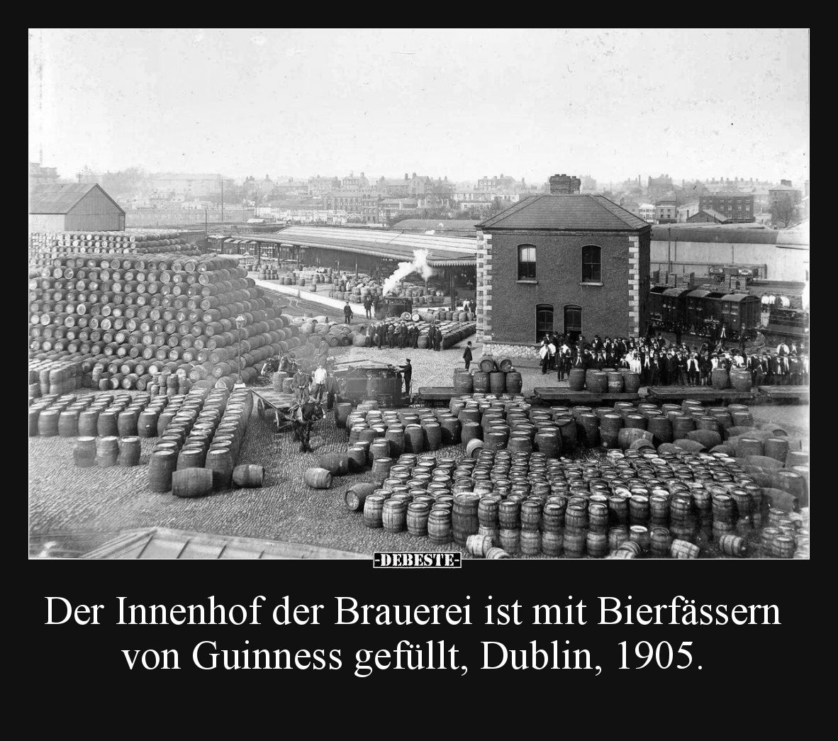 Der Innenhof der Brauerei ist mit Bierfässern von Guinness gefüllt, Dublin, 1905.