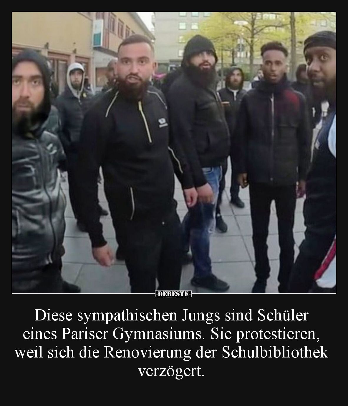 Diese sympathischen Jungs sind Schüler eines Pariser Gymnasiums. Sie protestieren, weil sich die Renovierung der Schulbibliot...
