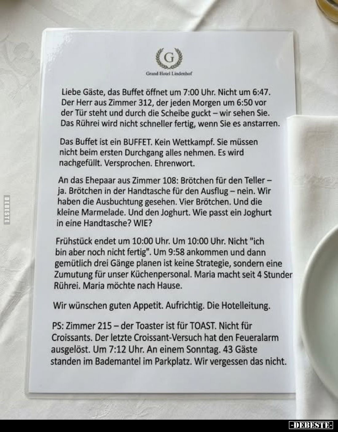 Liebe Gäste, das Buffet öffnet um 7:00 Uhr. Nicht um 6:47. Der Herr aus Zimmer 312, der jeden Morgen um 6:50 vor der Tür steh...