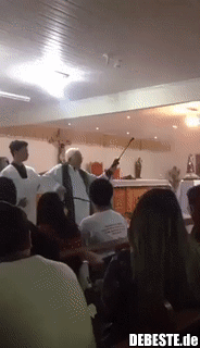 Dieser Priester kommt aus der Zukunft..