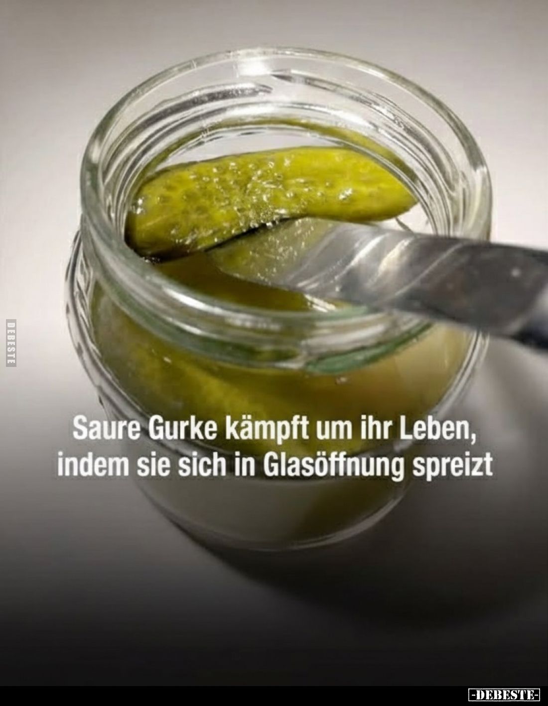 Saure Gurke kämpft um ihr Leben, indem sie sich in Glasöffnung spreizt