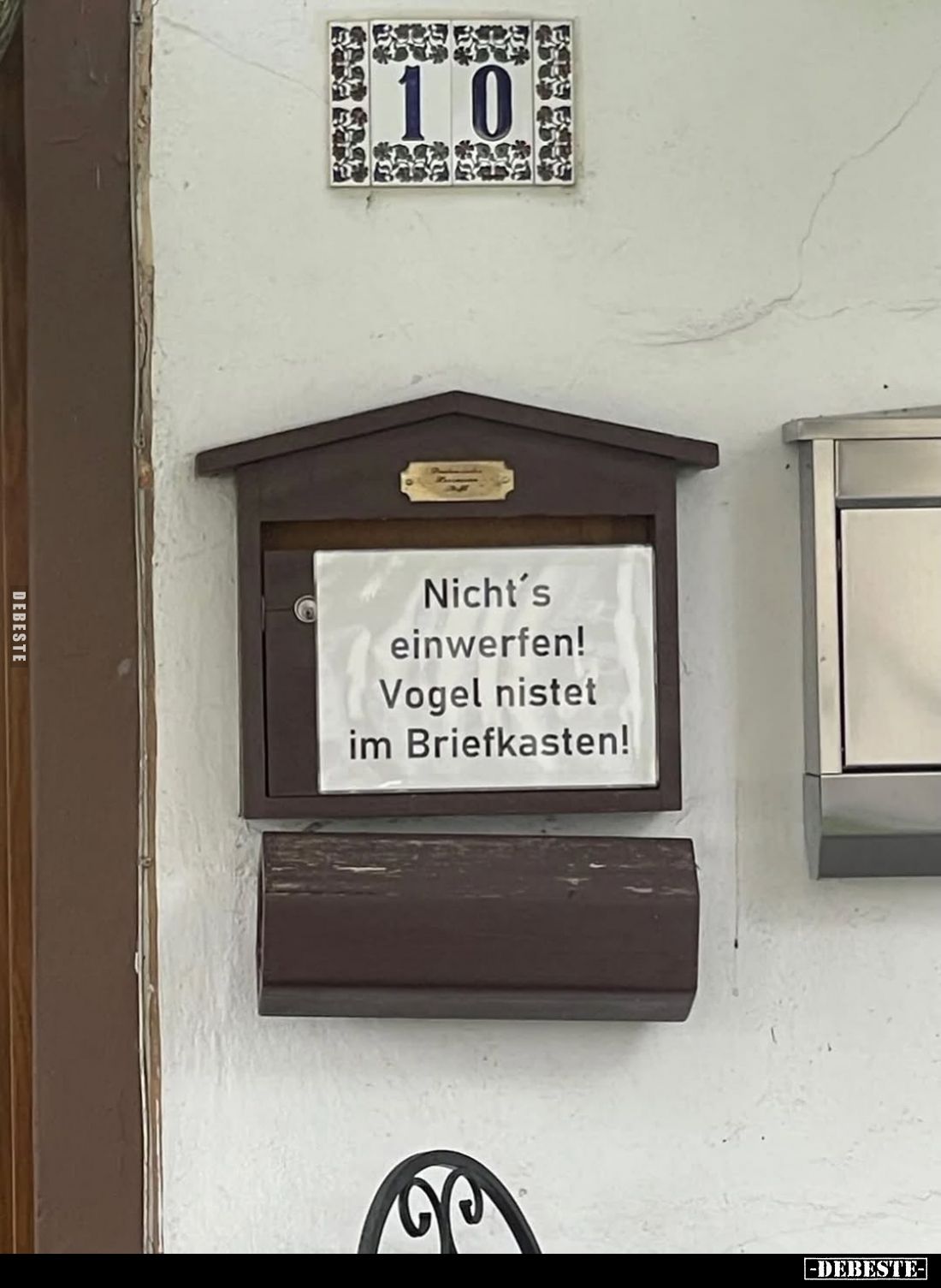 Nicht's einwerfen!
Vogel nistet im Briefkasten!