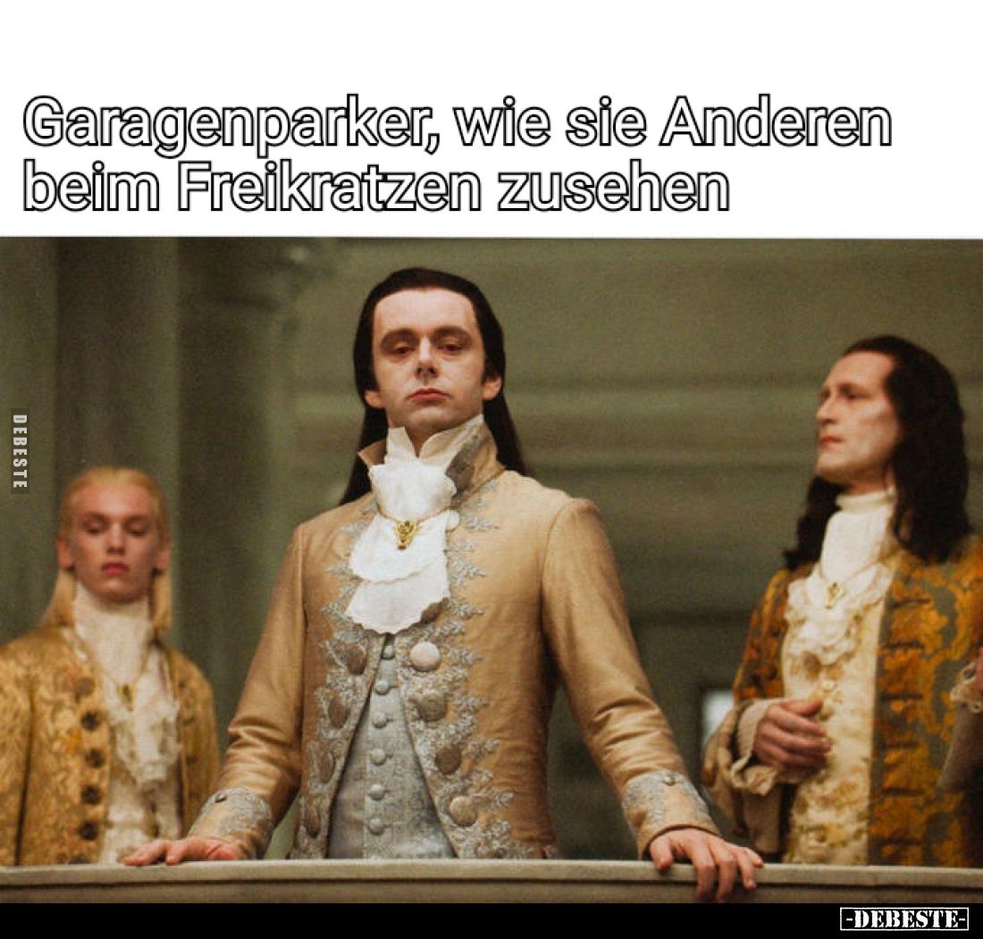 Garagenparker, wie sie Anderen beim Freikratzen zusehen.