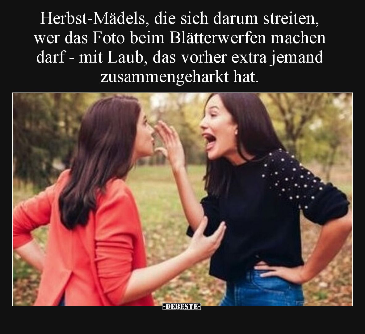 Herbst-Mädels, die sich darum streiten, wer das Foto beim Blätterwerfen machen darf - mit Laub, das vorher extra jemand zusam...