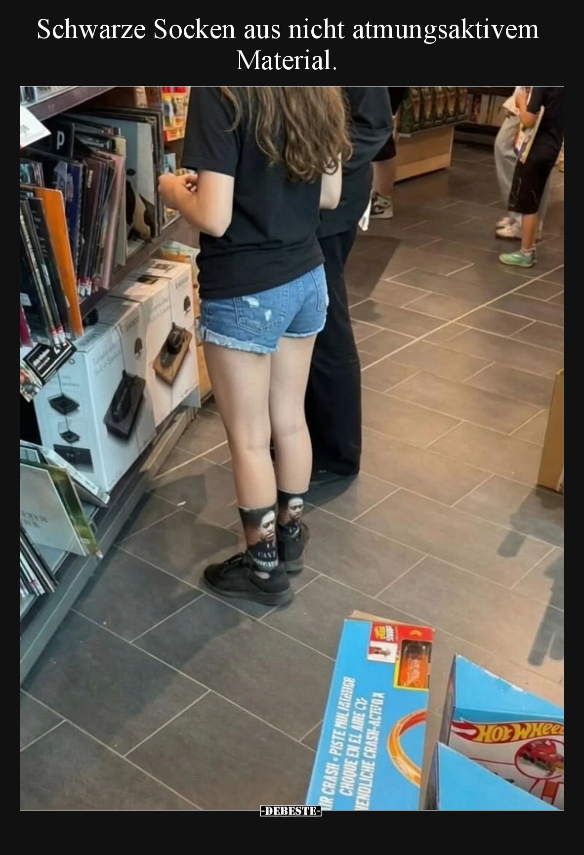 Schwarze Socken aus nicht atmungsaktivem Material.