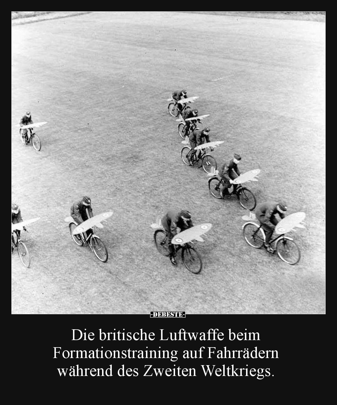 Die britische Luftwaffe beim Formationstraining auf Fahrrädern während des Zweiten Weltkriegs