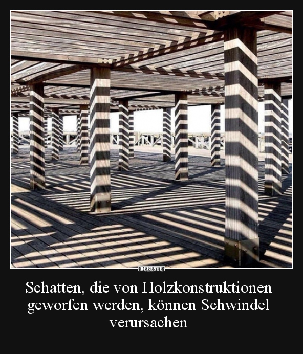 Schatten, die von Holzkonstruktionen geworfen werden..