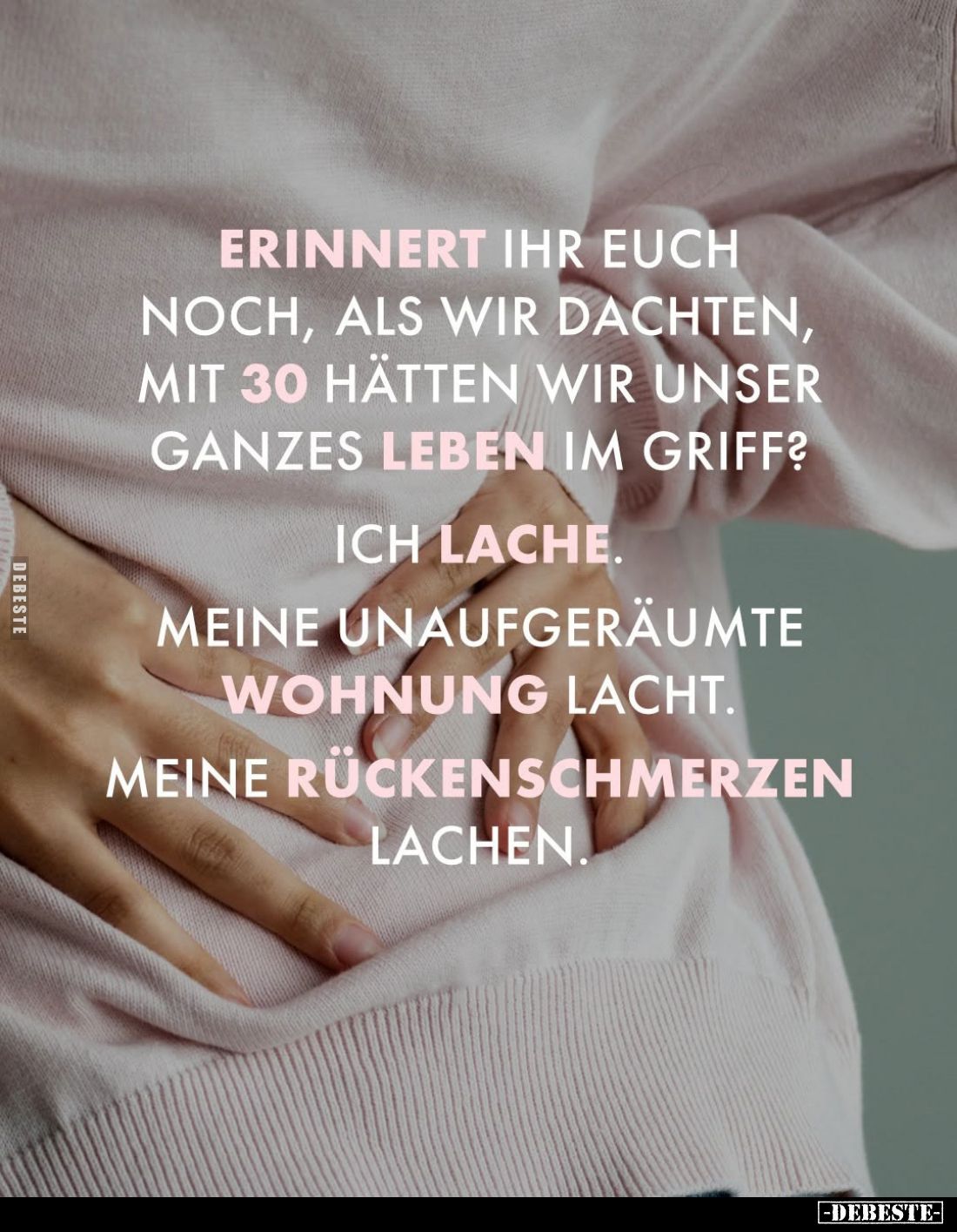 Erinnert ihr euch noch, als wir dachten, mit 30 hätten wir unser ganzes Leben im Griff?
Ich lache.
Meine unaufgeräumte Wohn...
