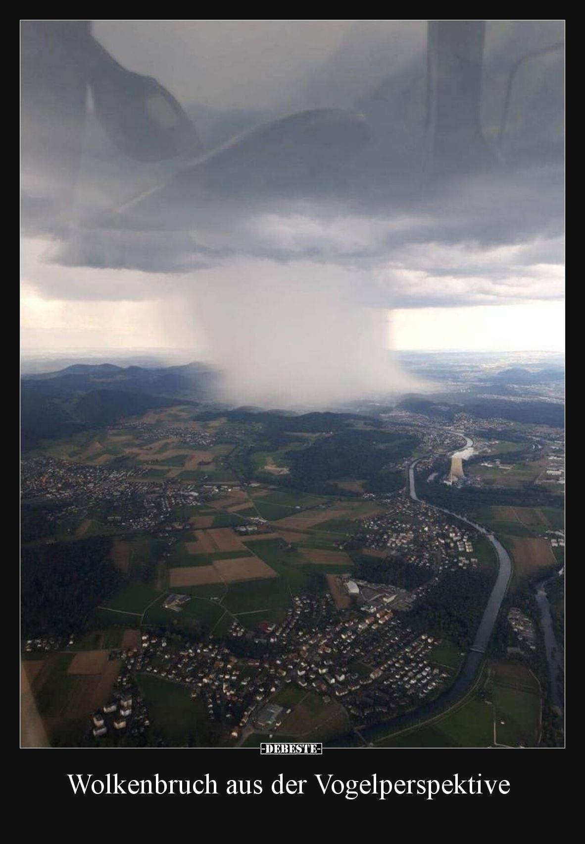 Wolkenbruch aus der Vogelperspektive.