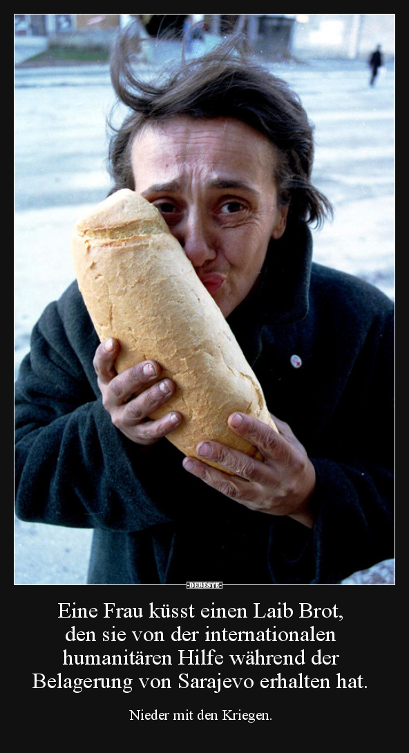 Eine Frau küsst einen Laib Brot, den sie von der.. - Lustige Bilder | DEBESTE.de