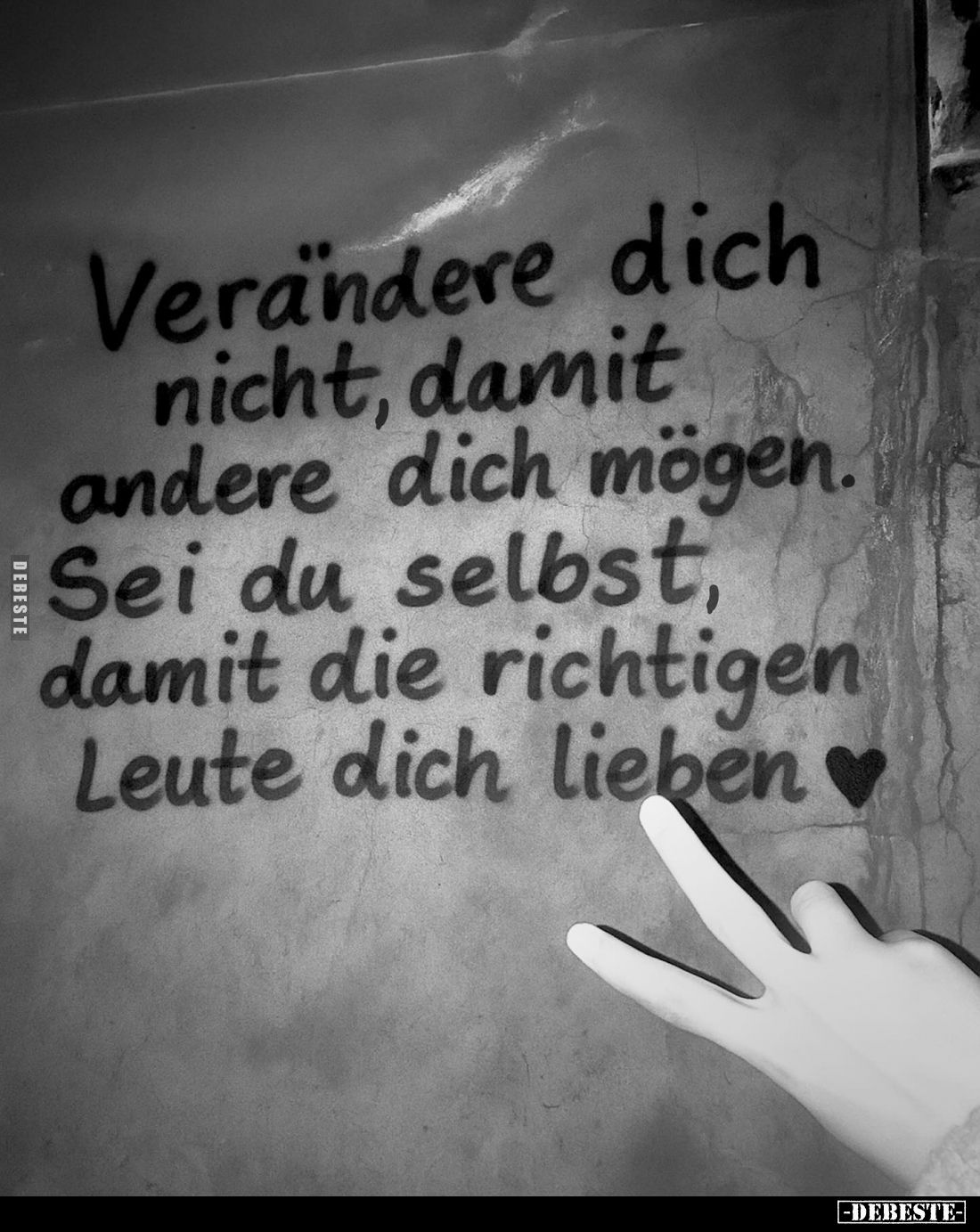 Verändere dich nicht, damit andere dich mögen.
Sei du selbst, damit die richtigen Leute dich lieben.