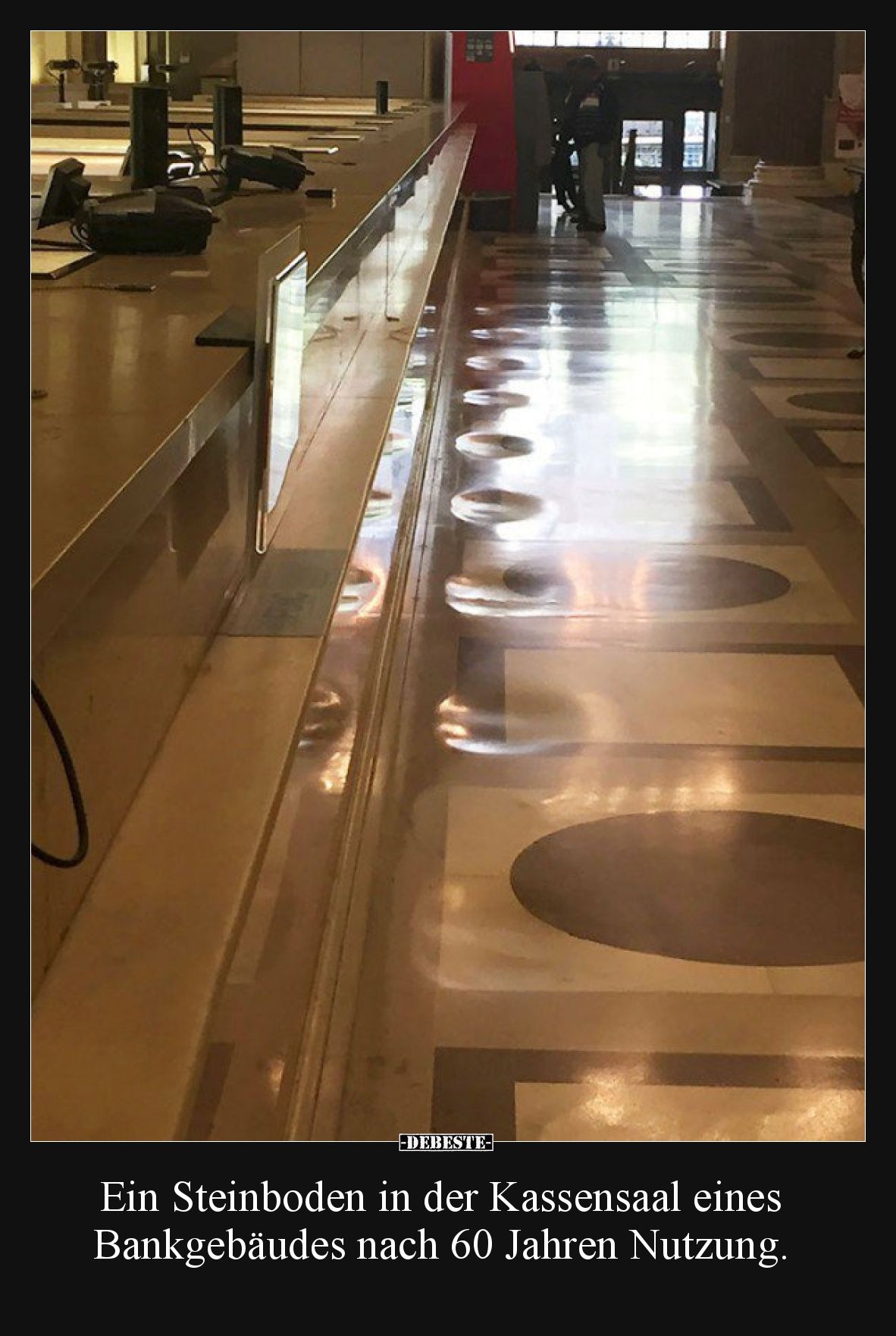 Ein Steinboden in der Kassensaal eines Bankgebäudes nach 60 Jahren Nutzung.