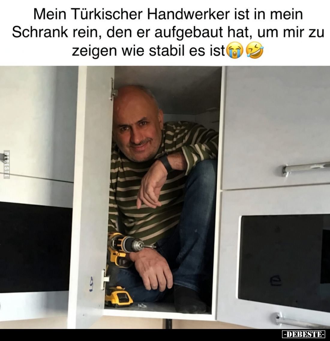 Mein Türkischer Handwerker ist in mein Schrank rein, den er aufgebaut hat, um mir zu zeigen wie stabil es ist.