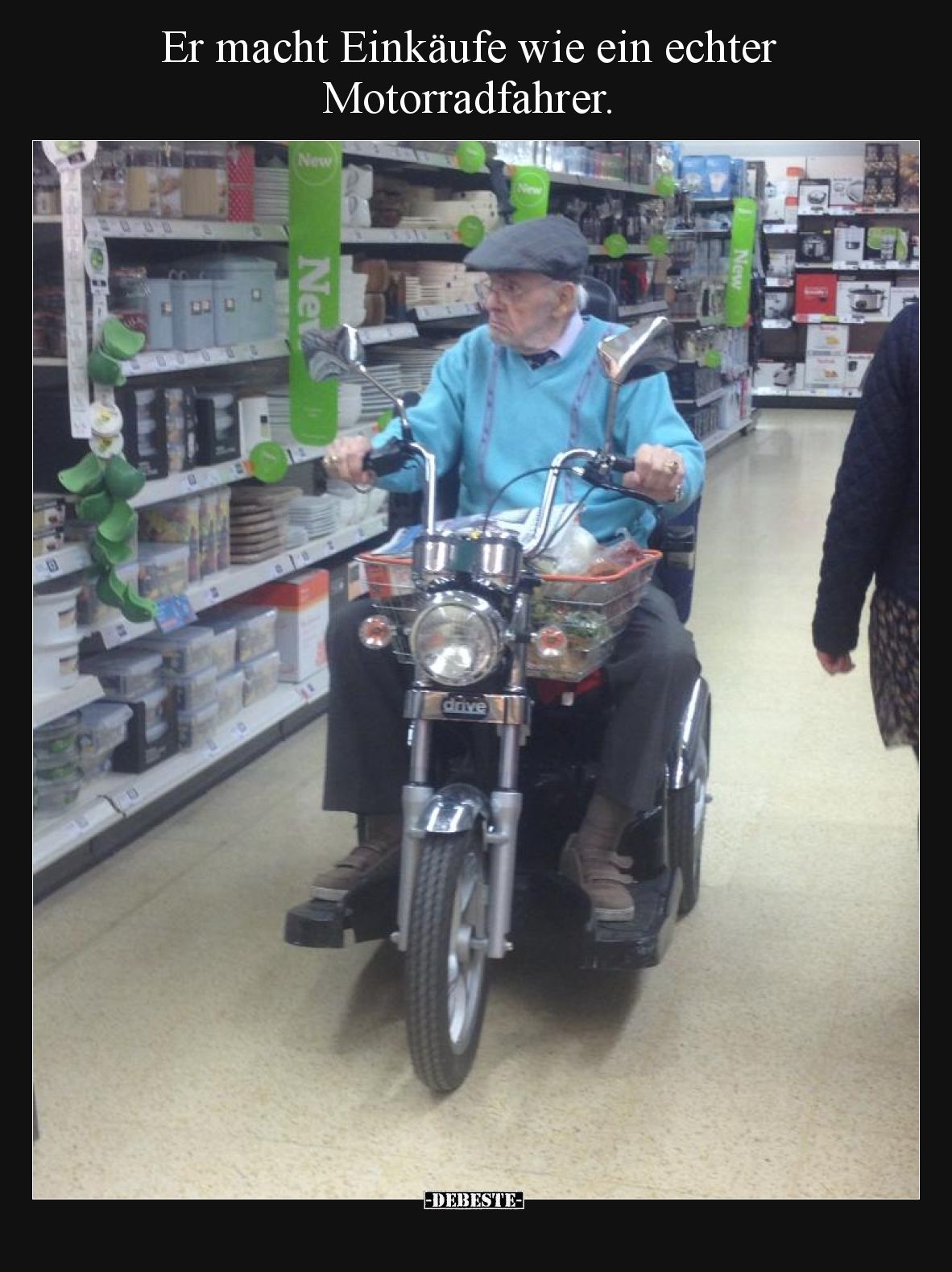 Er macht Einkäufe wie ein echter Motorradfahrer.