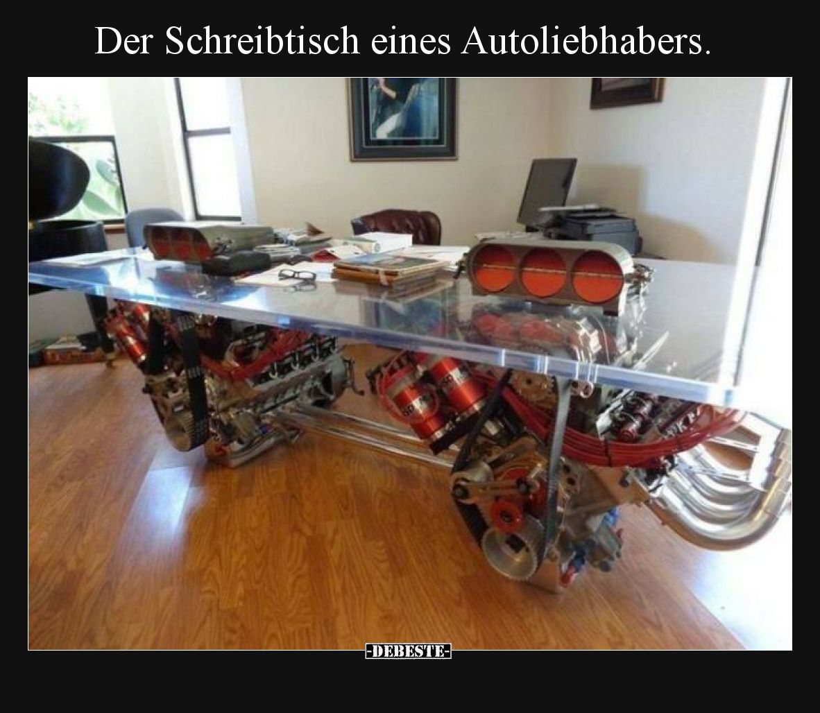 Der Schreibtisch eines Autoliebhabers.