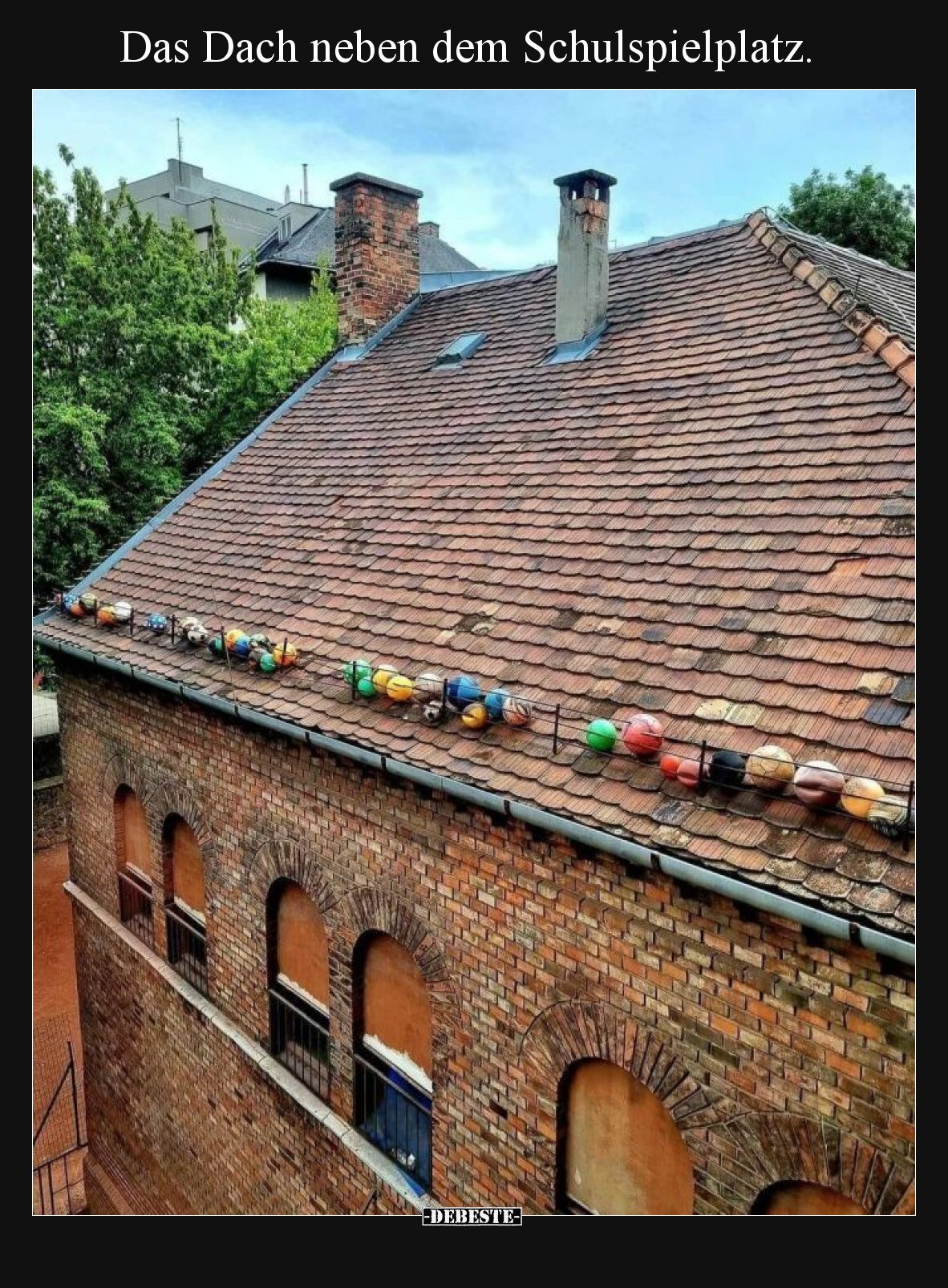 Das Dach neben dem Schulspielplatz