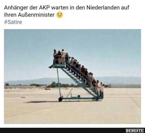 Anhänger der AKP warten in den Niederlanden auf ihren Außenminister..