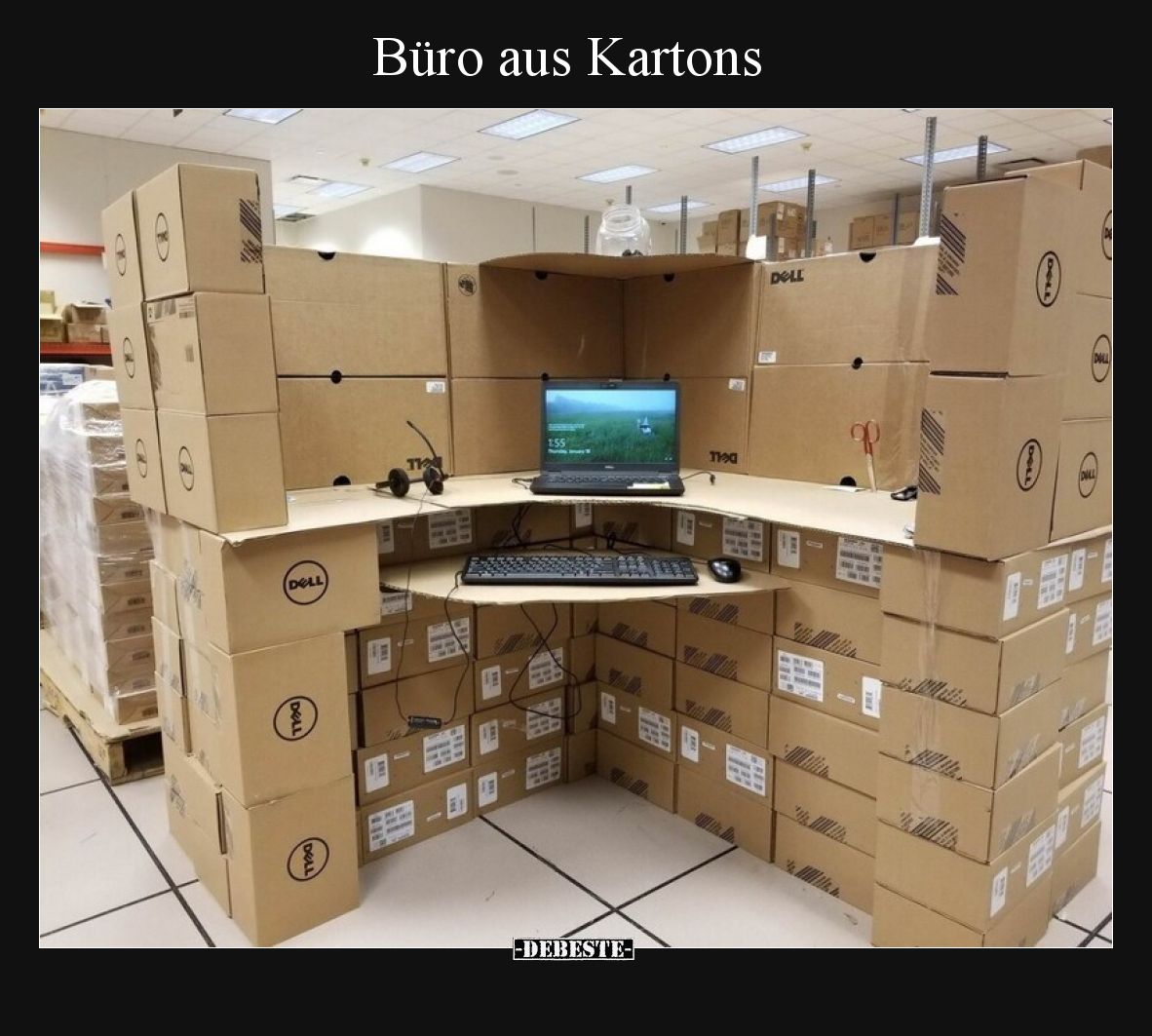 Büro aus Kartons