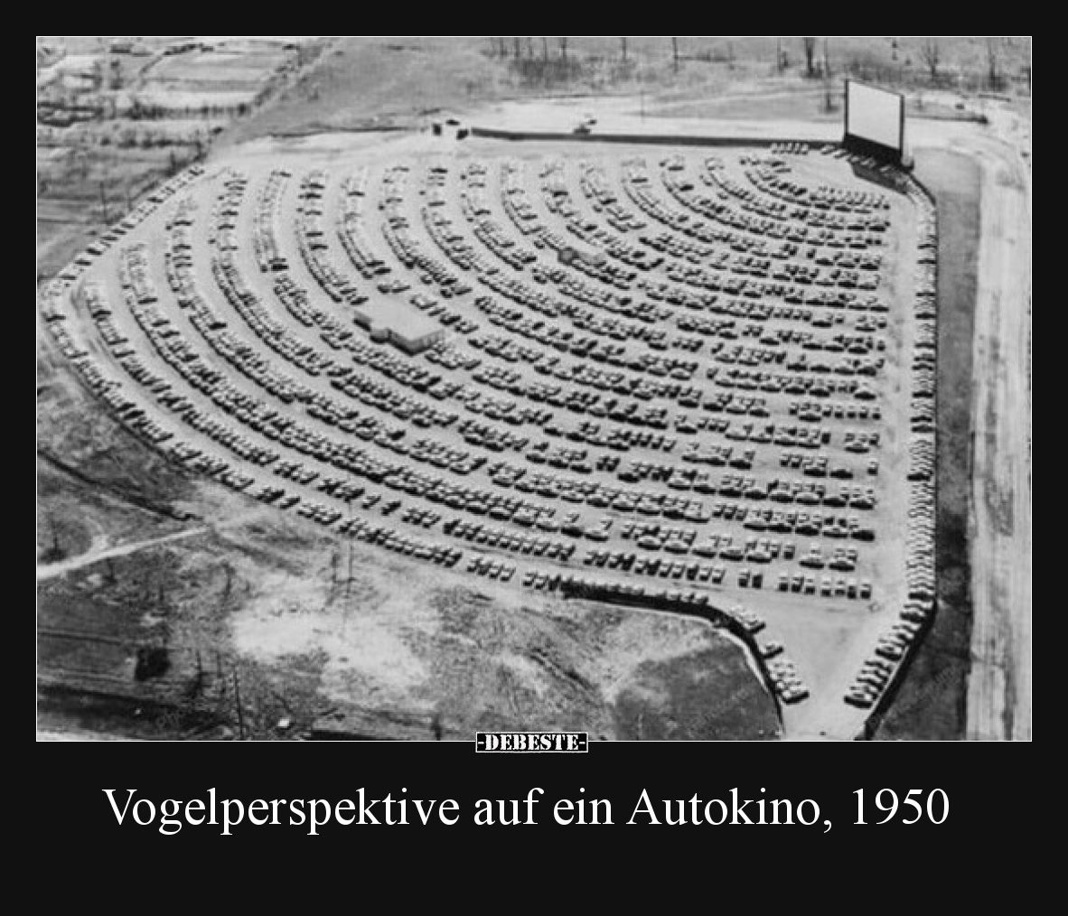 Vogelperspektive auf ein Autokino, 1950
