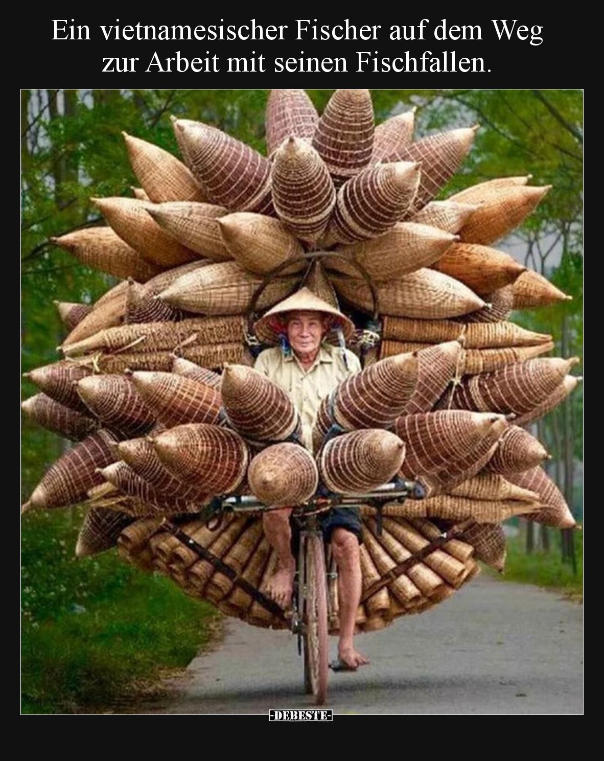 Ein vietnamesischer Fischer auf dem Weg zur Arbeit mit seinen Fischfallen.