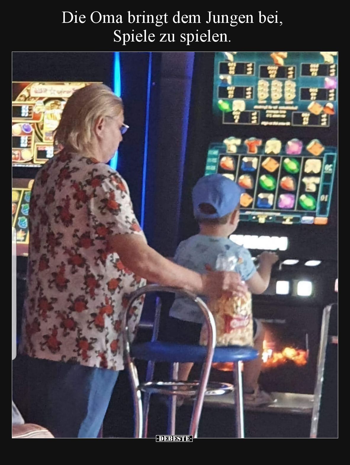 Die Oma bringt dem Jungen bei, Spiele zu spielen.