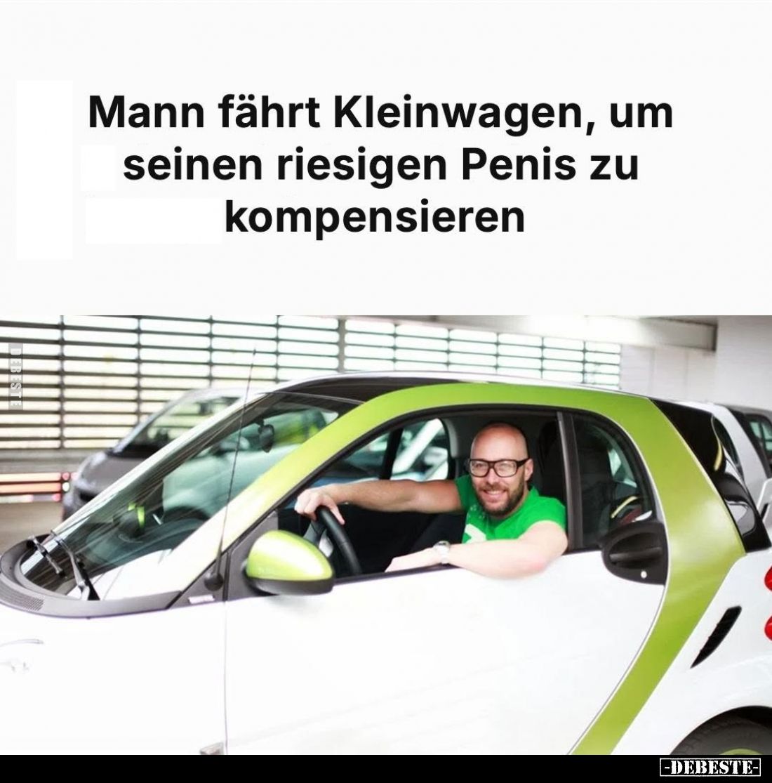 Mann fährt Kleinwagen, um seinen riesigen Penis zu kompensieren