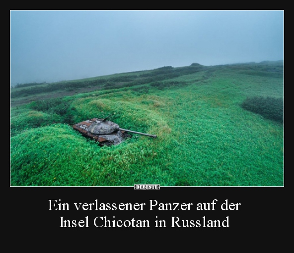 Ein verlassener Panzer auf der Insel Chicotan in Russland..